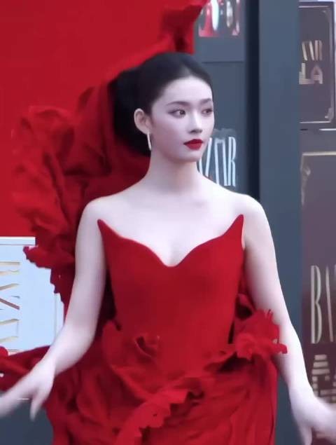 林允杀死比赛来了！明艳美人，林允一袭红裙太美啦