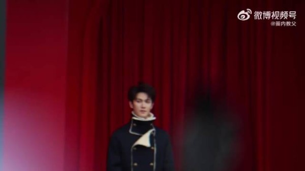 李昀锐时尚芭莎红毯来了! 毛高领夹克look好帅啊,男模既视感!