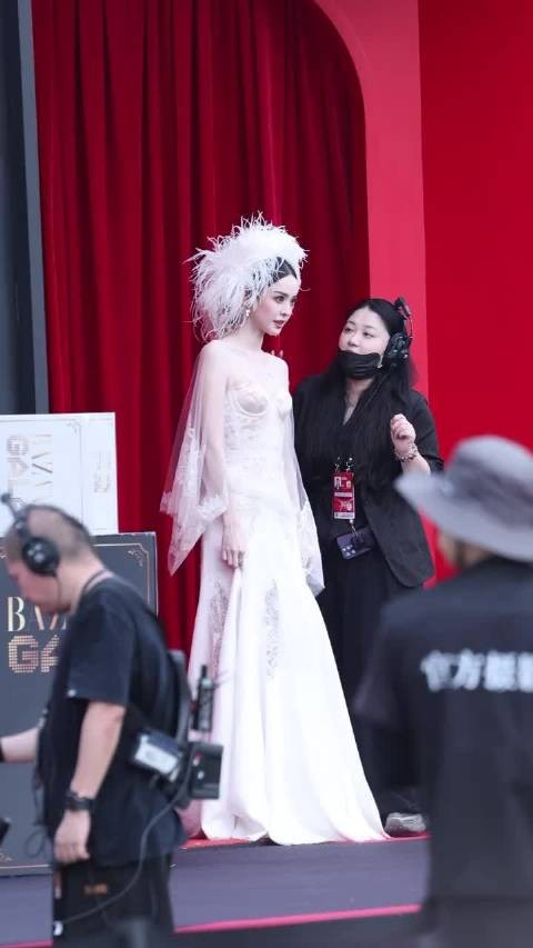 娜扎羽毛头纱惊艳红毯,诡魅冷艳氛围感拉满