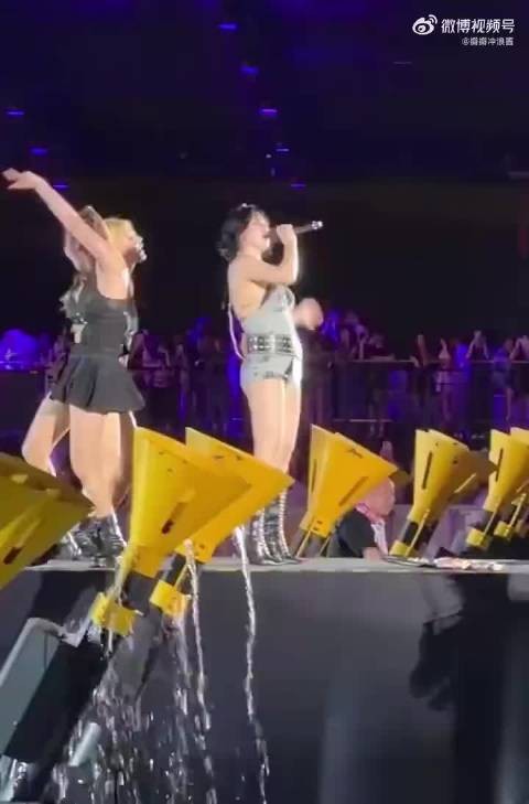 泫雅澳门水弹晕了？怎么跳着跳着人晕倒了..
