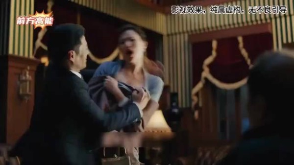 儿子当着父亲的面给小妈整理衣服