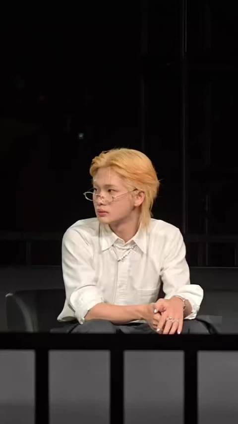 别人领奖是拿奖杯，周震南领奖是表演闪身步，和奖杯擦肩而过那瞬间我笑出声