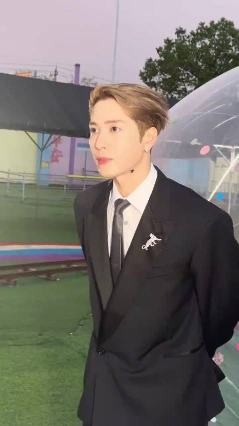王嘉尔芭莎之夜活动压轴出场，状态依旧在线，解锁超超季男装…