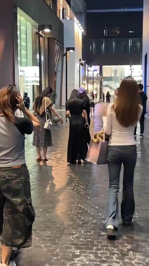 刘亦菲朱珠携女逛街，夏裹大围巾造型吸睛