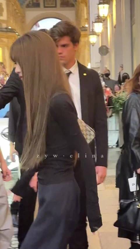 哇塞，倪妮宋威龙田曦薇文淇坐一辆车去晚宴，好想加入这辆车