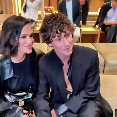 Shawn Mendes 与 Bruna Marquezine 现身 Gucci 2027 春夏大秀前排看秀