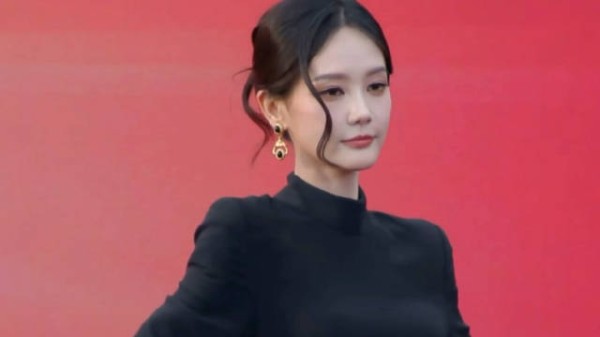 芭莎之夜 李一桐 黑色长裙露背很好看