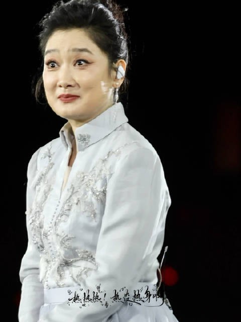 姐啊 我在你后面一点点啊 你在稍微转那么一点点头就能看到我了