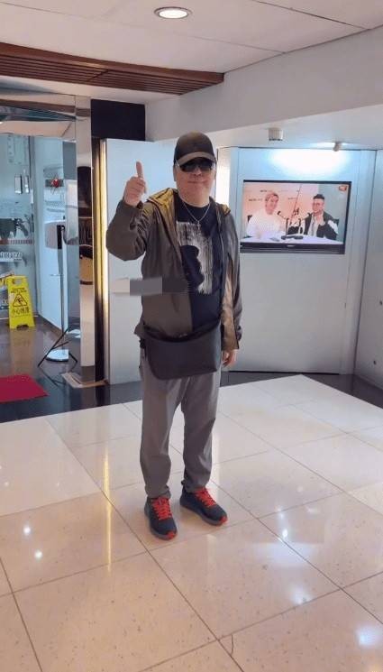 香港四大癫王之一街头被偶遇,身形明显发福,面对镜头主动挥手
