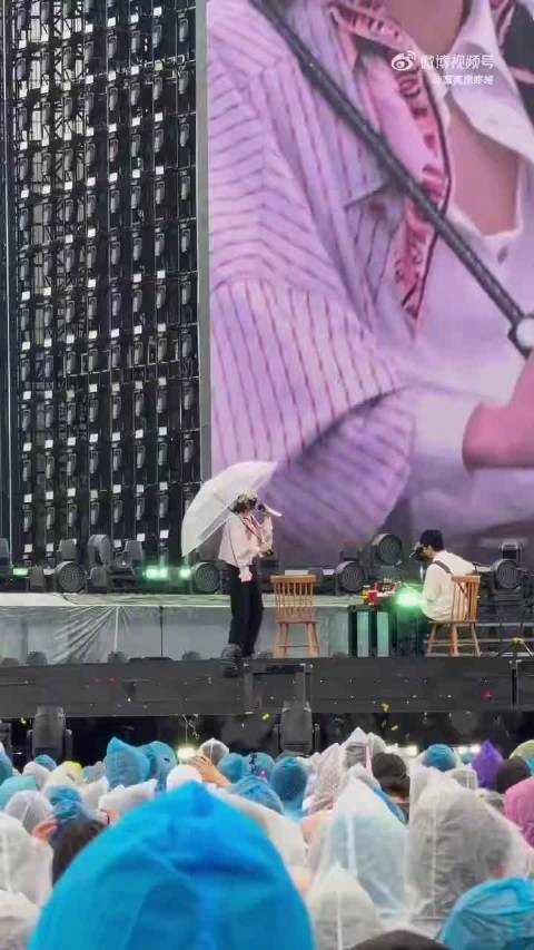 华晨宇演唱会衣领微敞胸肌线条冲热搜，反差感拉满