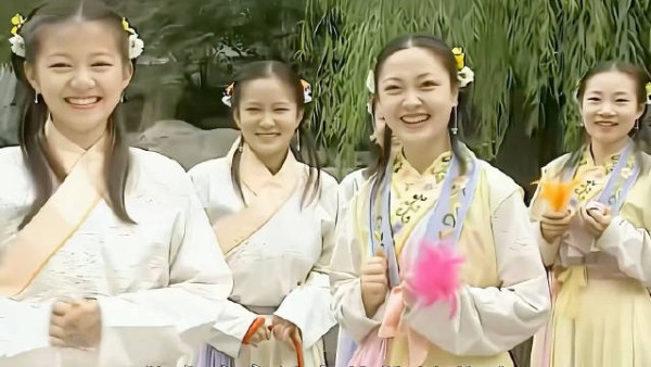 老版《上错花轿嫁对郎》有多穷？首饰全靠捡垃圾，却美得无法超越！
