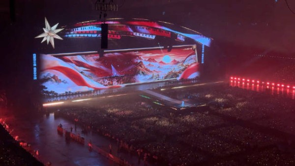 雨幕里百灵鸟穿破风雨，清澈嗓音和熟悉旋律交织，全场心潮澎湃…