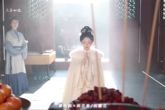 谭松韵笑着落泪，努力控制眼泪不往下坠