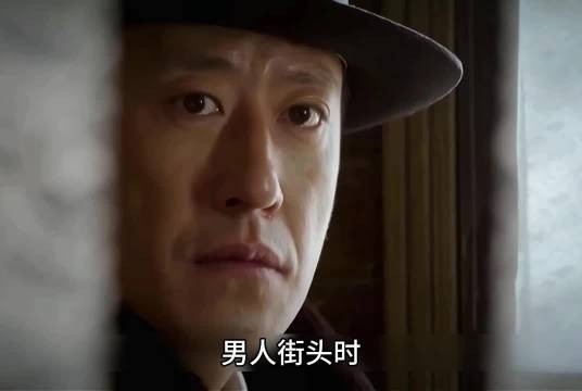 男人接头时发现对方的脖子上有块勒痕于是立马断定他叛变了！
