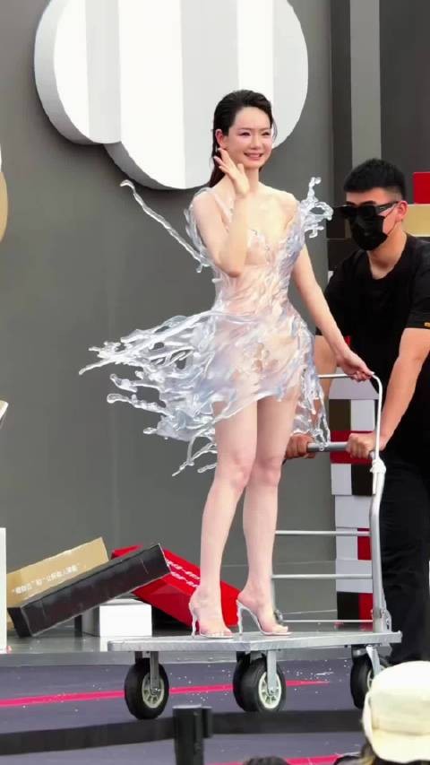戚薇给自己打印了条32公斤的3D水花裙，工作人员推着她就出场了