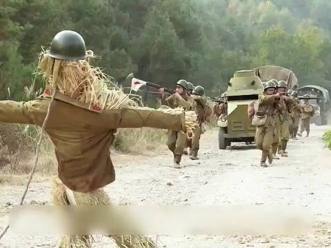 日军进山围剿川军时，突然出现一个稻草人拦 路，结局意想不到