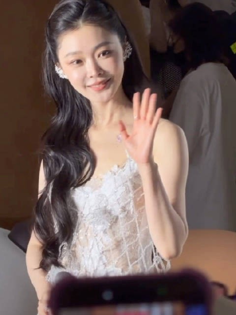 宋轶超近怼脸直拍，太甜美了，皮肤好白是真仙女！