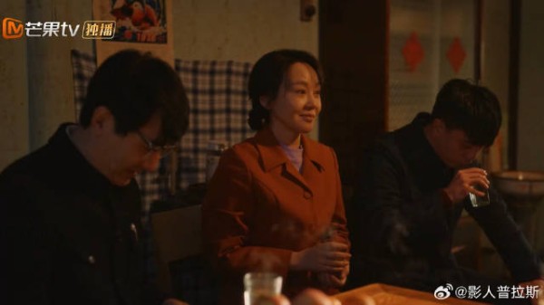 宋莹黄玲两家齐聚过年 孩子们拜年给发红包，场面太温馨热闹了