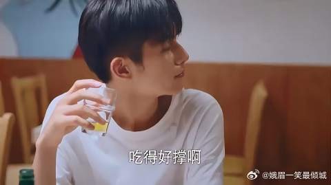 宋威龙也太好看了,总是悄悄看繁星,抿嘴笑真甜