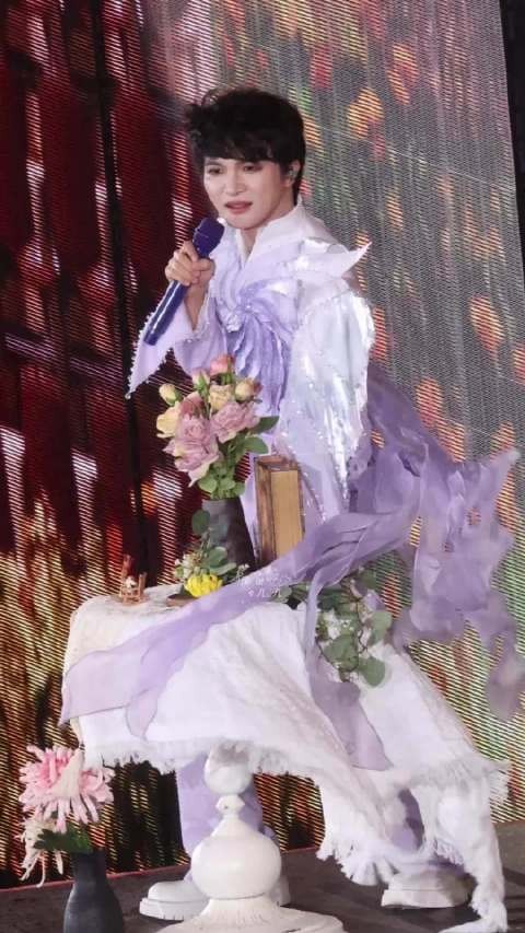 在这种大风天周深没一个音受到干扰，但是需要半扎马步保持平衡