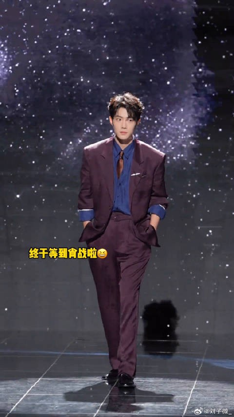 战战生图状态也太好了!笑容也超级温暖治愈~帅