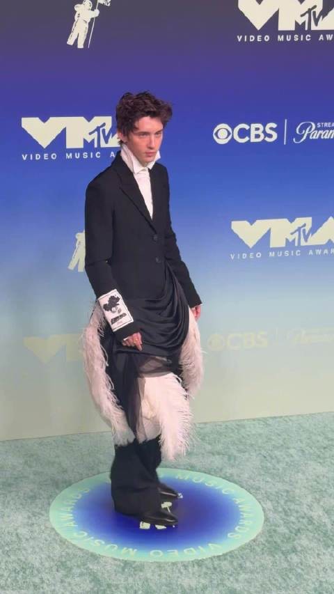 戳爷Troye Sivan出席今年VMAs红毯