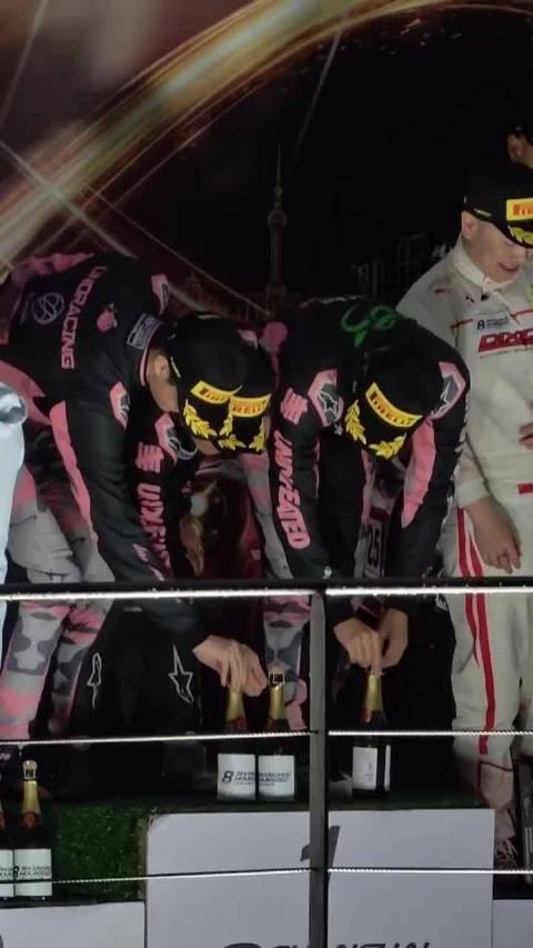 RMB组合夺冠奖杯+1,王一博遭香槟狂喷