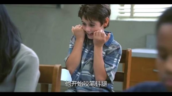小男孩上课咬笔抖腿被退学，幸亏遇到智慧的妈妈和后来的好老师
