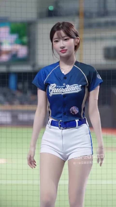 李珠珢肤白貌美街拍美女