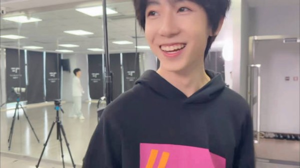 杨博文教室门口陪张函瑞跳自编舞,跳完继续不认识