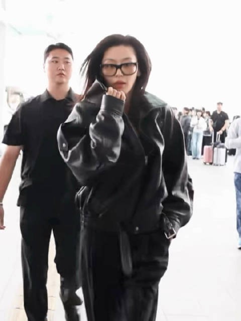 全智贤气场好强!全智贤素颜机场出发巴黎时装周