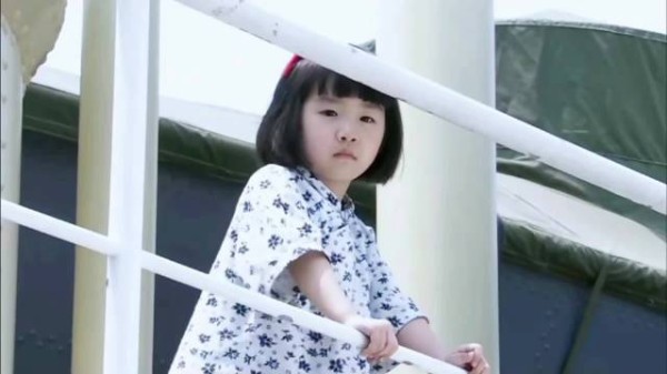 女孩发现一群鬼子正光脚在甲板上训练，于是她用一根电线放倒了他们