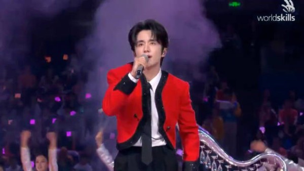 张新成世赛闭幕式开场演唱英文歌曲技能之声