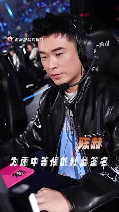 陈赫为雨中等候的粉丝签名 这个陈赫怎么这么好啊！