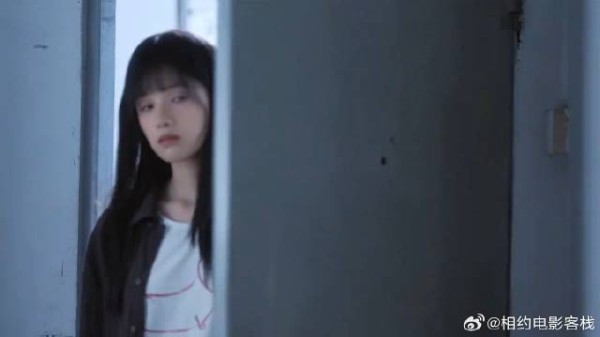 那就让我们照亮彼此,在暴雨泥泞中互为依靠