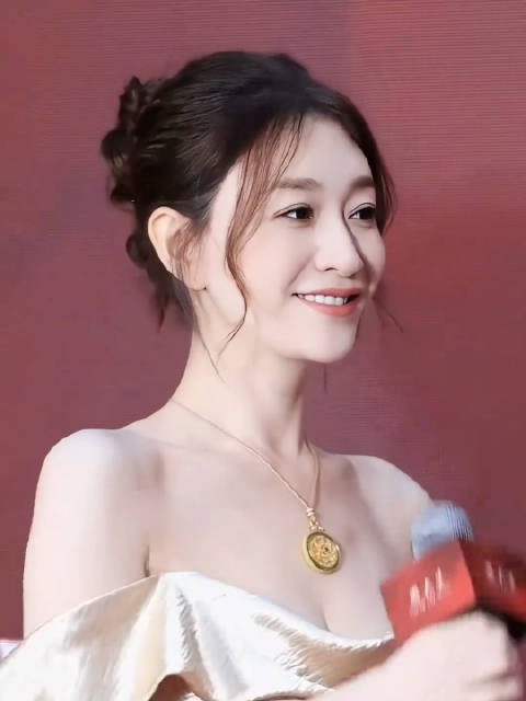 李小冉 肤白貌美