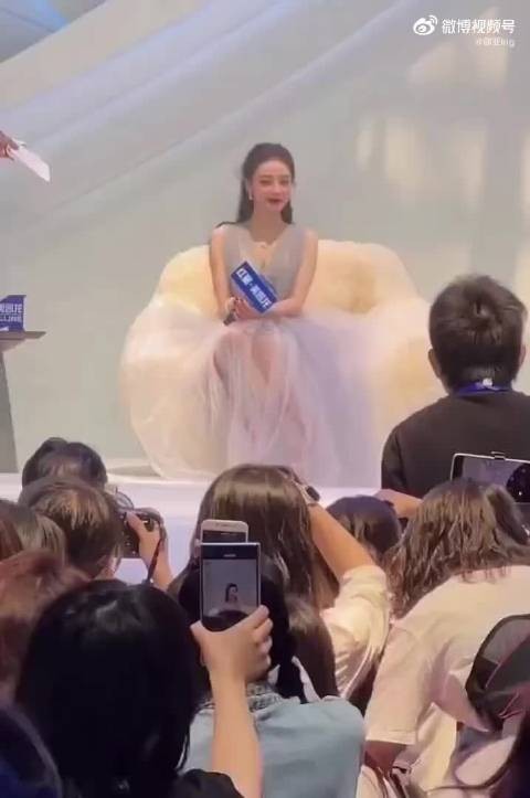 “以为迪丽热巴要媚一下，原来只是衣服挂到了 ”