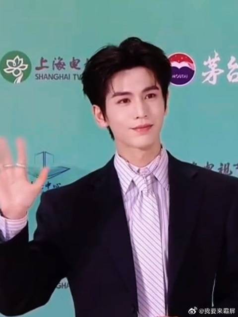张凌赫白玉兰红毯夯爆了