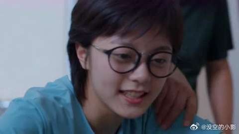 林妙妙的弟弟长得真可爱，林妙妙看到就乐了
