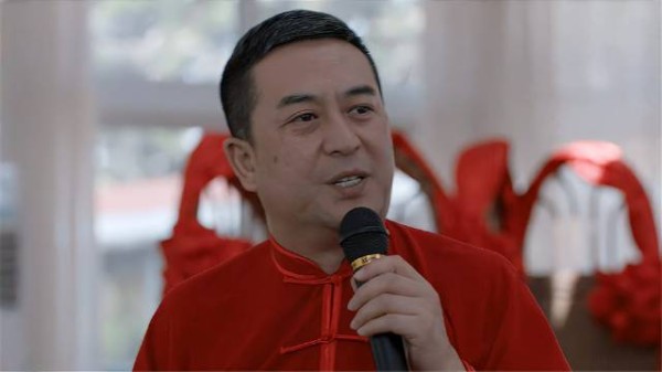 林大为一身红衣主持葬礼，还是头一回，大家都支持他