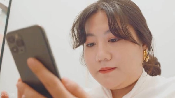 女人只是修了一下图,没想到脸就一边大一边小!