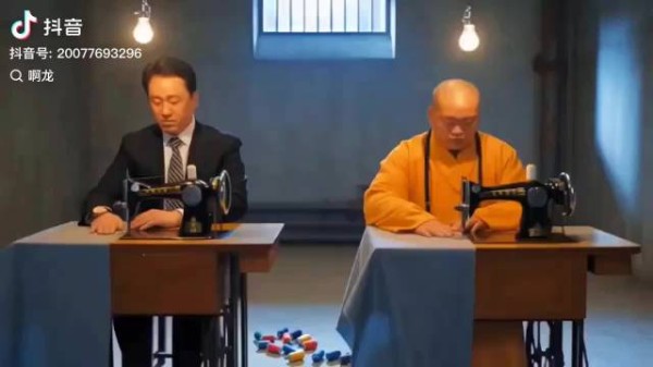 墙倒众人推，他俩都被网友玩出花来，记得当年释永信被他徒弟举报…