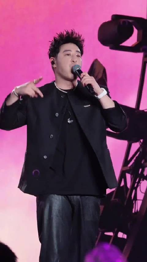 潘玮柏瘦身开演唱会直言轻盈,现场互动幽默风趣