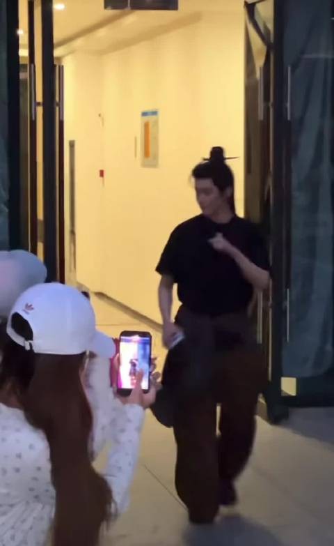 侯明昊出妆眼神望过来格外有张力