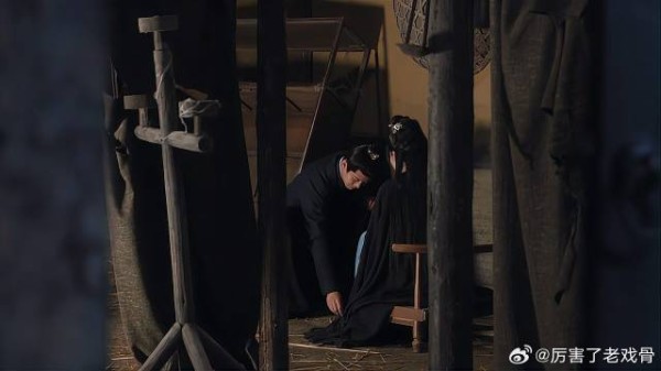 周生辰陪时宜下棋 故意漏开半扇门,保护时宜的清白