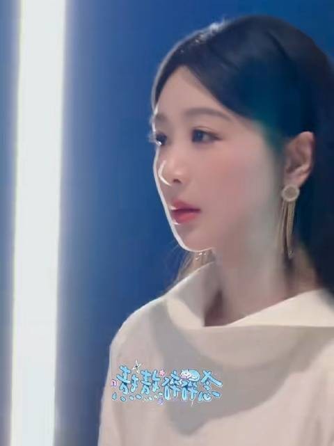 原来没看到是去后台补妆了 现在又进场了 好美好美 杨紫好运来