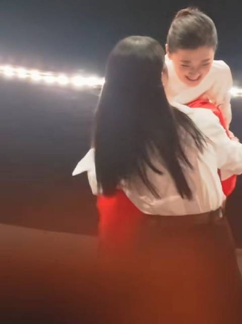 杨紫台下候场第一时间为梅婷老师送祝贺,盼接金鹰奖好运