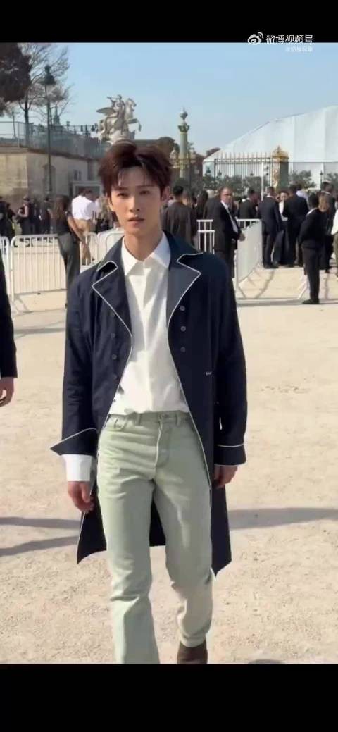 原相机G社生图太能打！李昀锐身处秀场人海，五官立体，一举一动都自带高光