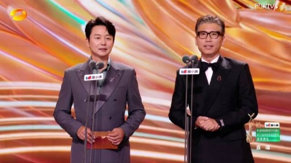 刘奕君李乃文颁奖互动像小品,生动胜念稿