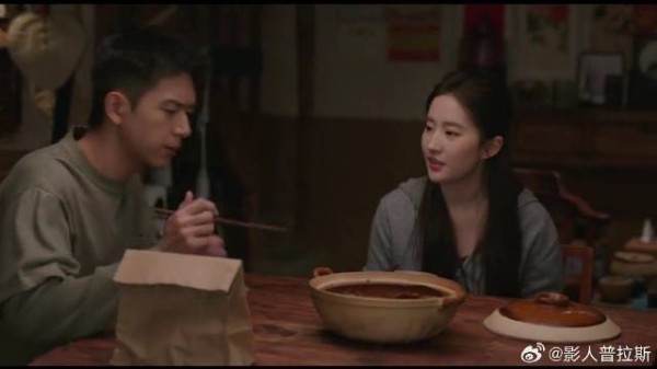 谢之遥用厨艺破冰 饭桌上弟弟低头扒饭,红豆偷瞄的样子贼可爱
